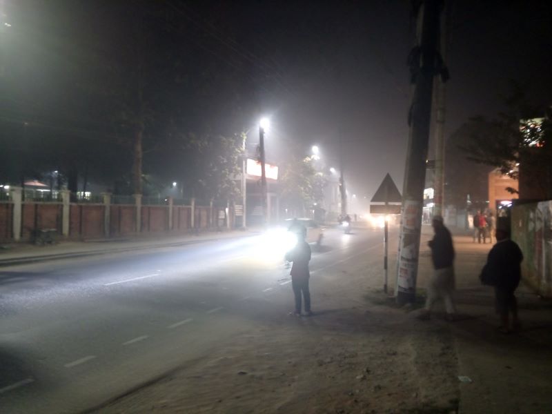 সিলেটে হঠাৎ জেঁকে বসেছে শীত, কুয়াশাচ্ছন্ন সড়কে বিপাকে দূর পাল্লার বাস